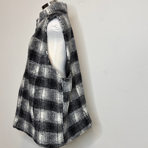 CJ Banks size 3X Black and White Plaid Vest - Picture 5 of 8